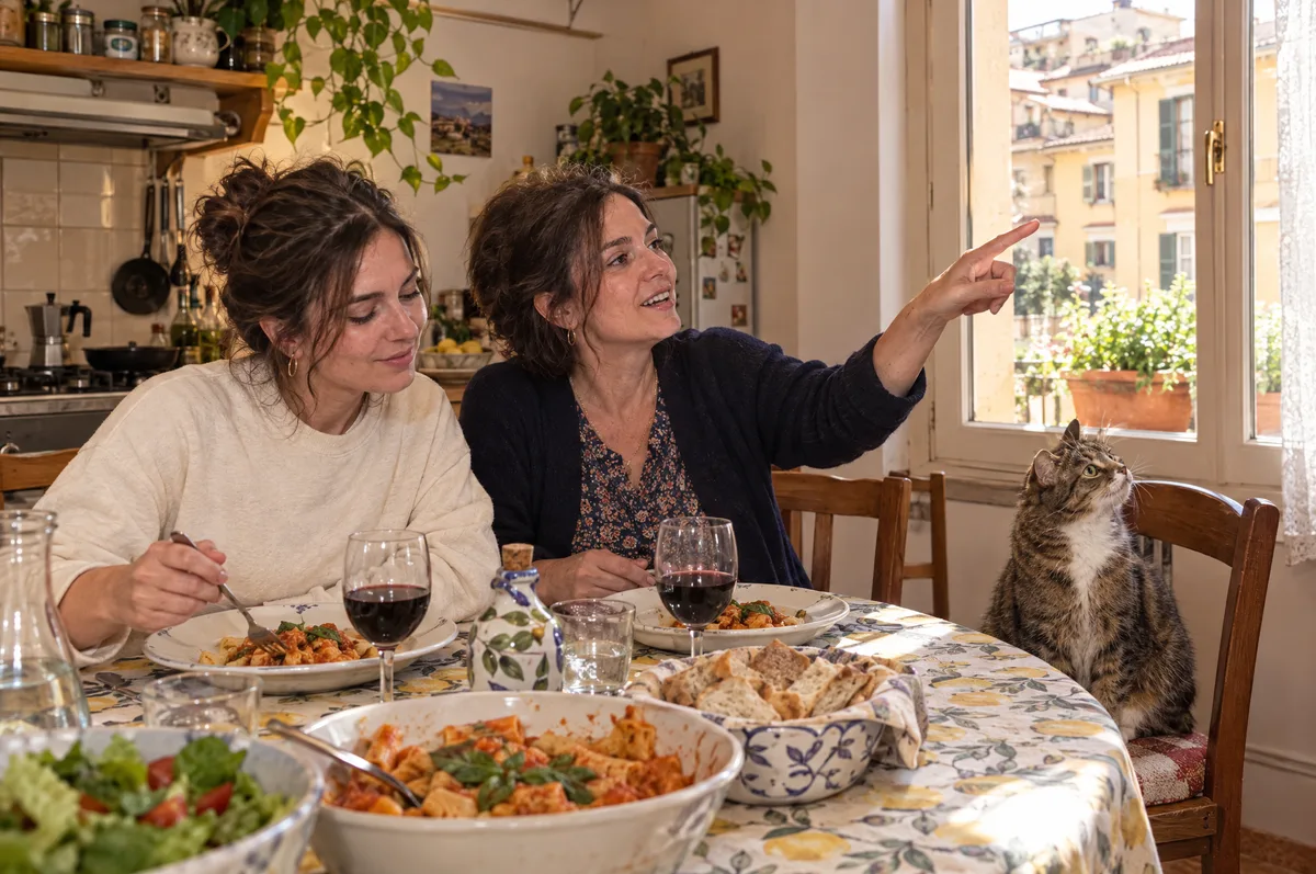 Pranzo della domenica: la madre indica la finestra, il gatto sulla sedia